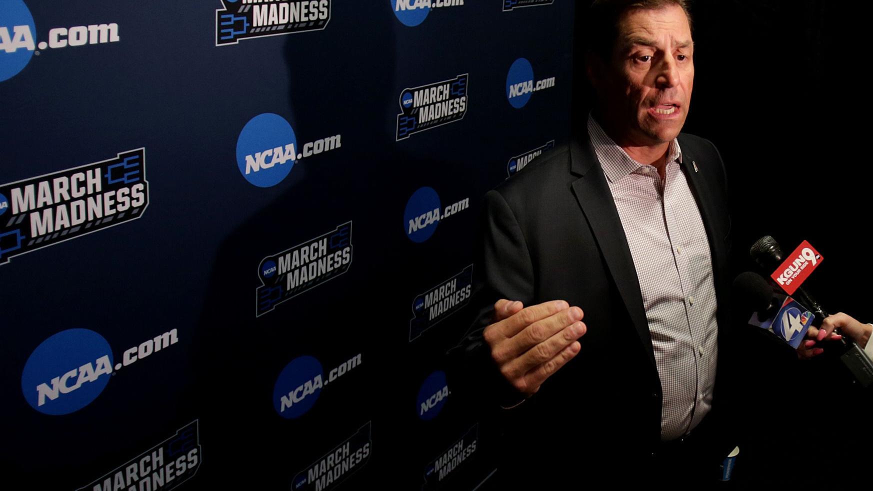Arizona basketball scandal: AD Dave Heeke says Sean Miller works with 'high integrity'